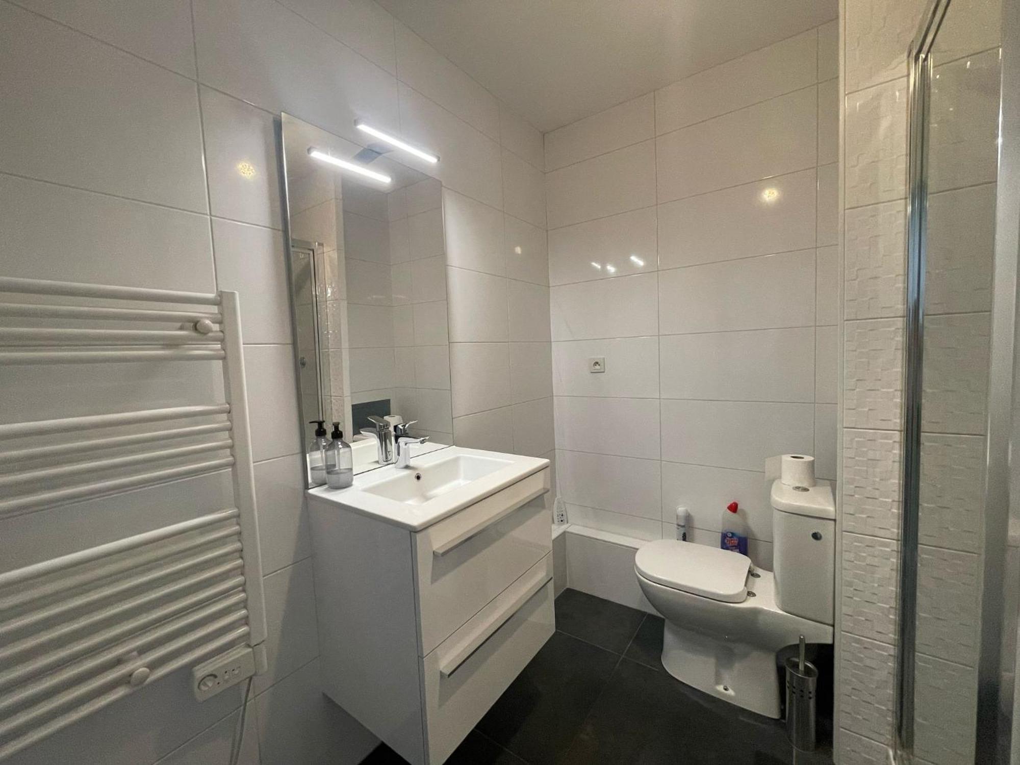 City & Cosy, Lyon Charcot- Wifi - Lave Linge - Balcon - Parking Ngoại thất bức ảnh